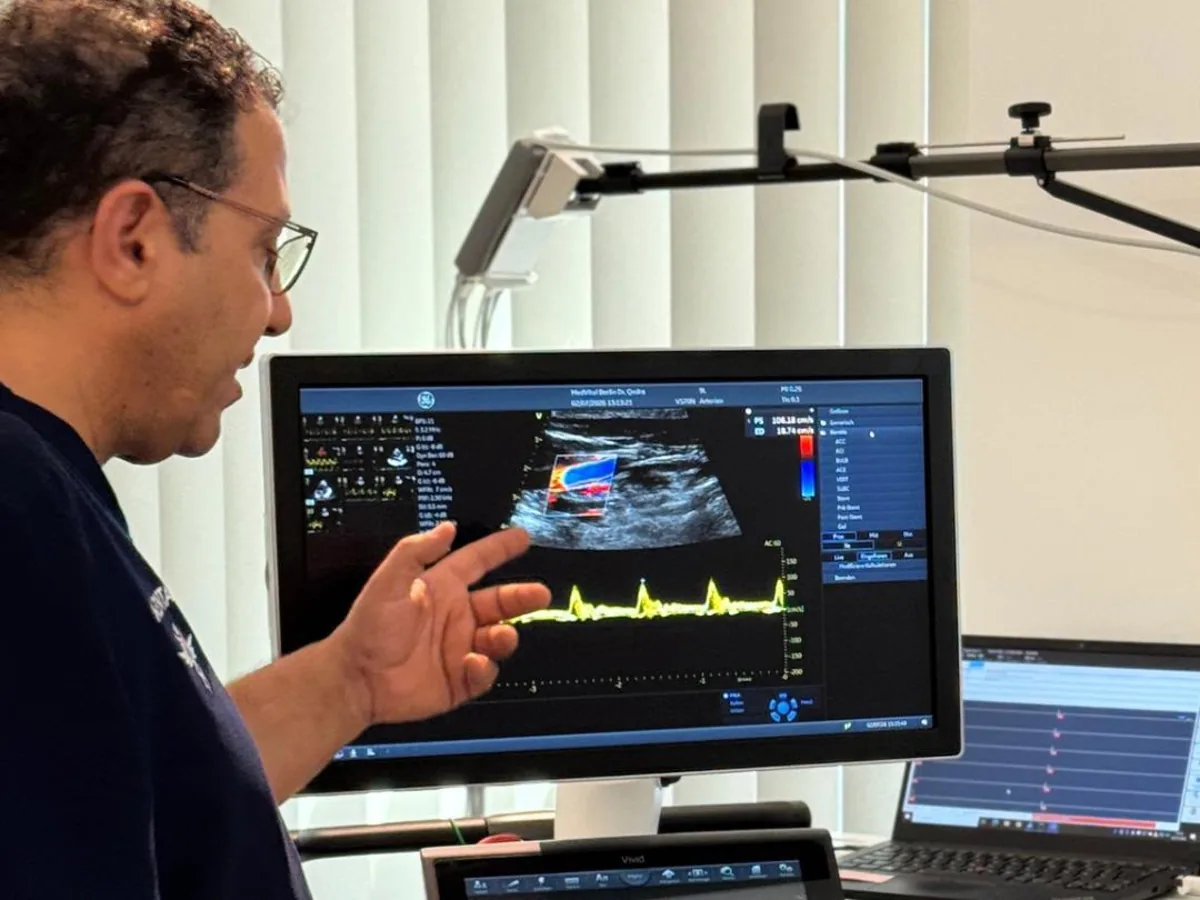 Dr. med. Naser Qedra erklärt einen Gefäß-Ultraschall am Monitor in der Praxis am Kaiserdamm
